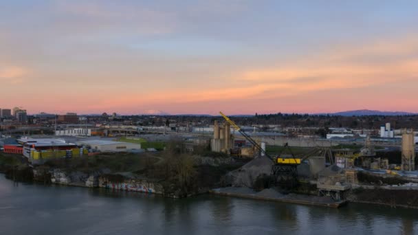 Time Lapse Movie of Colorful Sunset Over Southeast Industrial Área with Snow Covered Mt. St. Helens en Portland Oregon 1080p — Vídeo de stock