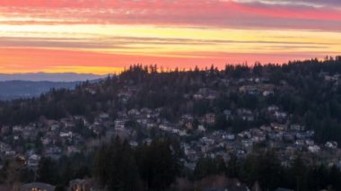 Zaman atlamalı Oregon 1080p banliyö mutlu Vadisi konut evlerinde üzerine renkli günbatımı