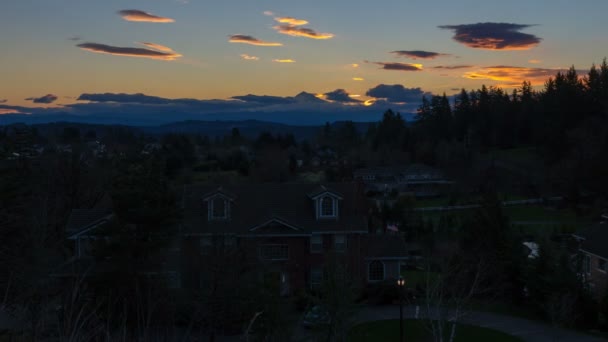 Filme de lapso de tempo do nascer do sol sobre casas de subúrbio, na cidade de Oregon vale feliz com neve coberta Mount Hood um inverno manhã 1080p — Vídeo de Stock