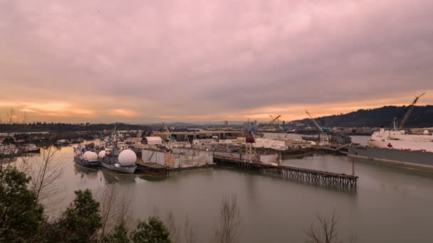 Film upływu czasu zachód słońca w największym doku w Ameryce Północnej wyspie Swan Portland w stanie Oregon 1080p — Wideo stockowe