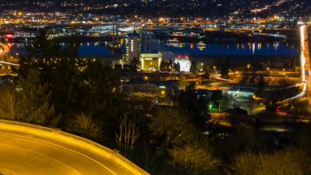 Marquam フリーウェイとロス島夜 1080 p でオレゴン州ポートランドのウィラメット川橋上で長い露出トラフィック ライト コースの時間経過映画 — ストック動画