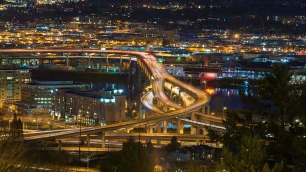 Time Lapse Película de larga exposición Senderos de semáforo en autopista en el puente Marquam al otro lado del río Willamette en Portland Oregon por la noche 1080p — Vídeo de stock