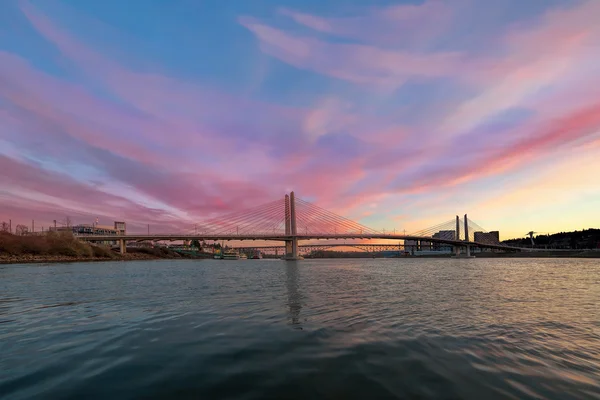 Tilikum kruising Over Willamette rivier in Portland Oregon — Stockfoto