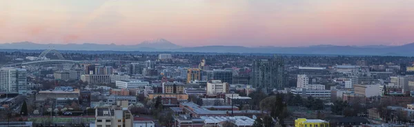 Vista da paisagem urbana do distrito de Portland Pearl ao pôr do sol — Fotografia de Stock
