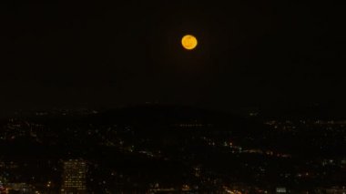 Ayın yükselişine Silhouette Mount Hood ve şehir Portland Oregon gece 1080p üzerinden zaman atlamalı film