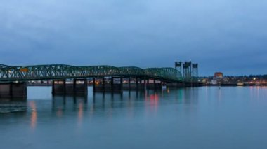 Zaman atlamalı film otomatik trafik Interstate 5 Columbia River geçiş Köprüsü mavi saatte su yansıma 1080p ile
