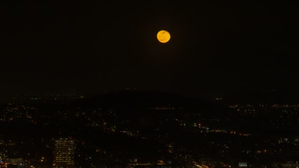 Time Lapse Movie of Moonrise Over Silhouette of Mount Hood e Cidade de Portland Oregon à noite 1080p — Vídeo de Stock