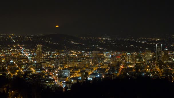 オレゴン州ポートランドのダウンタウンの街並みと長い露出光コース夜 1080 p とフッド山のシルエットの上の月の出の時間経過映画 — ストック動画