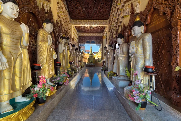 Wnętrze świątyni buddyjskie birmańskiej — Zdjęcie stockowe