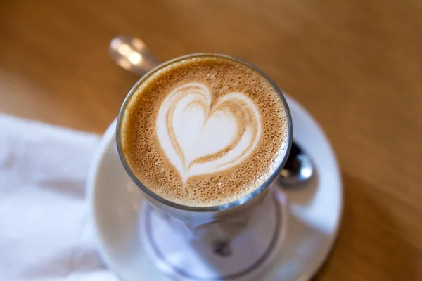 Caffe Latte z serca kształt pianki wzór — Zdjęcie stockowe