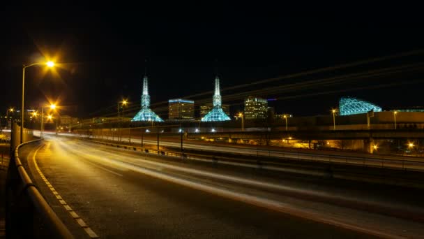 Film upływu czasu długi ekspozycji Freeway ruchu światło szlaków w centrum Portland w stanie Oregon w nocy 1080p — Wideo stockowe