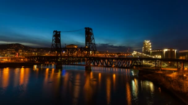 Film čas zanikla dlouhé expozice světlo stezek automatického provozu na historické ocelové most přes Willamette River v modré hodinu v centru Portlandu Oregon v noci 1080p — Stock video