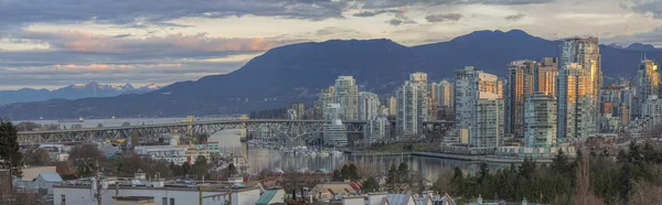 Vancouver Bc Skyline met Granville Island Bridge — Stockfoto