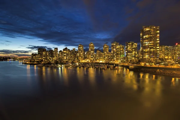 Vancouver Bc Skyline door Marina in schemerlicht — Stockfoto