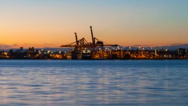 Filme de lapso de tempo da maquinaria pesada estaleiro transbordo de contentores de carga no porto de Vancouver, Bc Canadá ao amanhecer 1080p — Vídeo de Stock