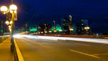 Zaman atlamalı filminin uzun pozlama hızlı şehir merkezinde Cambie köprüde trafik ışık yollar hareket Vancouver Bc Kanada, gece 1080p mavi saat