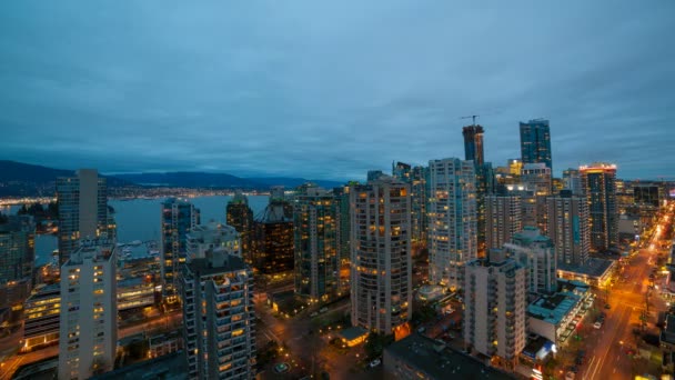 Tiempo lapso película de larga exposición tráfico senderos de luz y las nubes moviéndose en Robson Street en el centro de Vancouver Bc en Canadá en la hora azul 1080p — Vídeo de stock