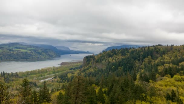 Idő telik film mozgó fehér felhők és a kék ég felett híd az istenek kaszkádban zárak Oregon mentén festői Columbia River Gorge Oregon 1920 x 1080 — Stock videók