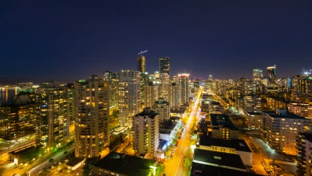 Filme de lapso de tempo de longa exposição tráfego trilhas de luz na cidade de Vancouver Bc Colúmbia Britânica Canadá a hora azul noite 1080p — Vídeo de Stock