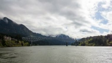 Zaman atlamalı film hareketli beyaz bulutlar ve mavi gökyüzü üzerinde köprü Cascade Tanrıların Oregon Oregon 1920 x 1080 doğal Columbia River Gorge boyunca kilitler