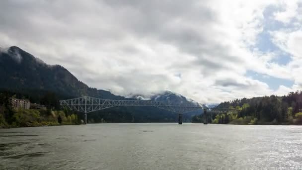 Película de lapso tiempo de movimiento de las nubes blancas y azul cielo sobre puente de los dioses en cascada traba Oregon a lo largo del pintoresco río Columbia Gorge en Oregon 1920 x 1080 — Vídeos de Stock