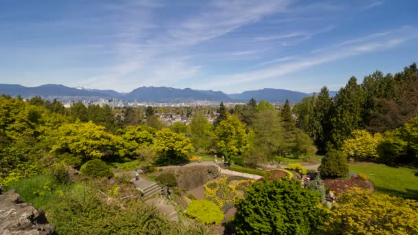 Čas zanikla film pohyblivé bílé mraky modré oblohy a lidi v Queen Elizabeth Park ve Vancouveru Bc Britská Kolumbie v Kanadě slunný jarní den 1080p — Stock video