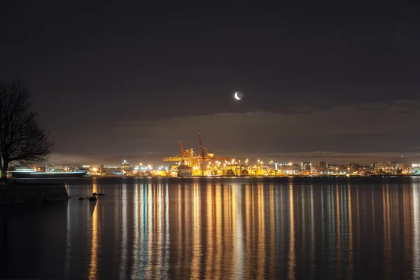 Sorgere della luna sopra il porto di Vancouver BC — Foto Stock