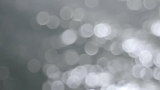 Unscharf Silber Bokeh Kreis Punkte glitzerndes Wasser Hintergrund Film 1080p — Stockvideo