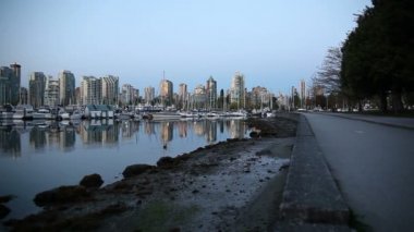 Film Vancouver Bc British Columbia Kanada gündoğumu su yansıma ile kaydırma bir erken sabah Stanley Park 1080p