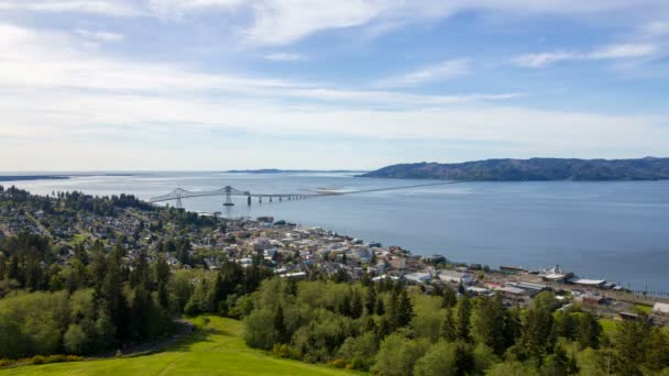 Tempo de filme de lapso de nuvens se movendo e céu azul sobre Coastal cidade de Astoria Oregon com Astoria-estudante ponte conectando ao estado de Washington na boca do rio Columbia ao longo do Oceano Pacífico 1080p — Vídeo de Stock