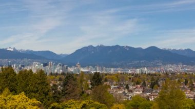Ultra High Definition zaman atlamalı film iki aslan ve Orman Tavuğu dağlar ve Vancouver Bc British Columbia Kanada'dan Kralice Elizabeth Parkı 4096 x 2304 Cityscape üzerinde bulutlar hareketinin