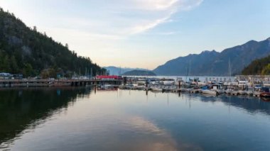 Horseshoe Bay M.ö. British Columbia Kanada'da 4096 x 2304 gün batımında su yansıması ile hareketli zaman atlamalı film ultra yüksek çözünürlüklü Uhd 4k bulutlar