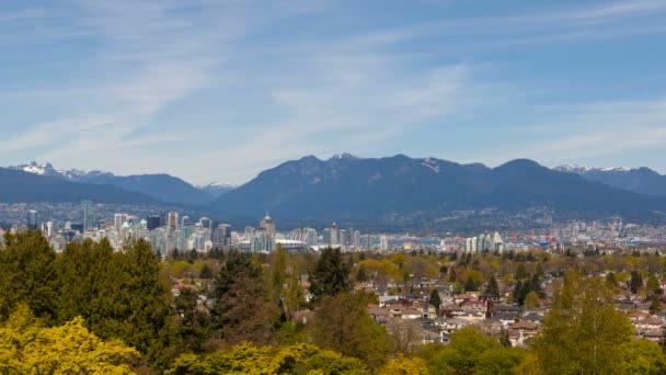 Ultra-High-Definition-Zeitraffer-Film von Wolken Bewegung über zwei Löwen und Moorhühner Berge und Stadtbild von Vancouver bc britisch columbia canada von Queen Elizabeth Park 4096x2304 — Stockvideo