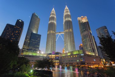 Suria Klcc alışveriş merkezi Kuala Lumpur mavi saatte