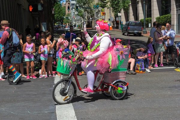 Tricycle d'équitation de clown au défilé de fleurs Grand Portland 2015 — Photo