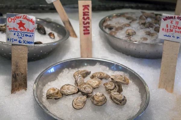 Ostriche intere fresche e crostacei sul ghiaccio — Foto Stock