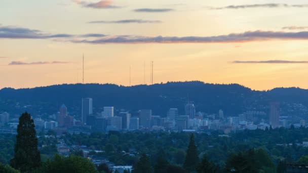 Ultra alta definición 4k Time Lapse Película de nubes en movimiento y cielo sobre el centro de la ciudad de Portland Oregon al atardecer una noche — Vídeo de stock