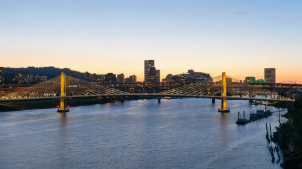 Film UHD Time Lapse ultra haute définition du coucher du soleil sur les lumières changeantes du pont Tilikum Crossing et du centre-ville de Portland, Oregon — Video