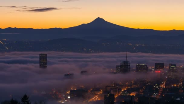 Ultra yüksek çözünürlüklü 4k zaman atlamalı Film Sunrise sis bitti Mt. Hood ve şehir Portland Oregon haddeleme ile bir sabah erken — Stok video