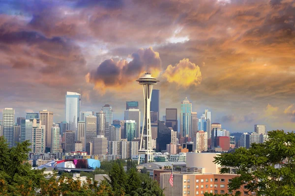 Seattle Paysage urbain avec ciel orageux — Photo