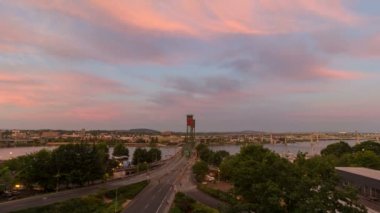 Ultra yüksek çözünürlüklü 4k sukut film otomatik trafik Hawthorne Köprüsü Marquam otoyol ve Tilikum geçiş Portland Oregon'da Willamette Nehri boyunca renkli günbatımında 4096 x 2160 kez