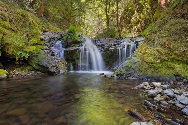 Emerald vodopády podél potoka Gorton — Stock fotografie