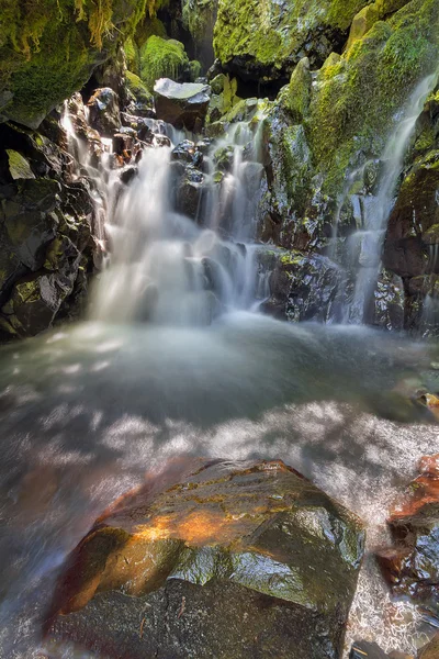 Cachoeira escondida ao longo de Gorton Creek — Fotografia de Stock