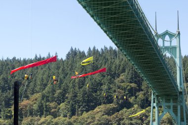 Greenpeace eylemcileri afiş ile bitti St Johns köprü sallanan