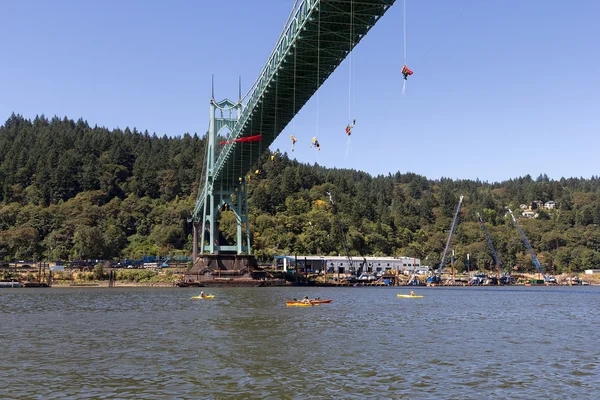 Des activistes de Greenpeace penchent au-dessus du pont St Johns avec Kayaktiv — Photo