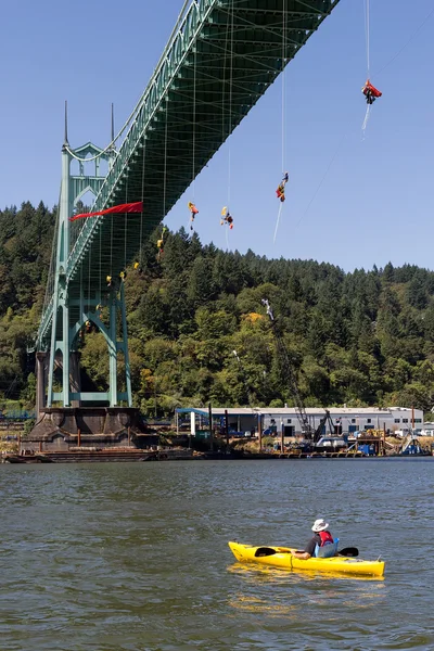 Des activistes de Greenpeace penchent au-dessus du pont St Johns avec Kayaktiv — Photo