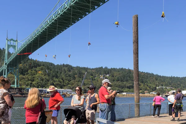 Ativistas do Greenpeace Dangling Over St Johns Bridge com espectador — Fotografia de Stock