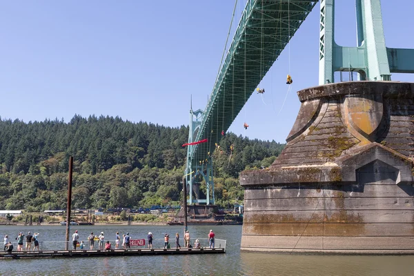 Ativistas do Greenpeace Dangling Over St Johns Bridge com batata — Fotografia de Stock