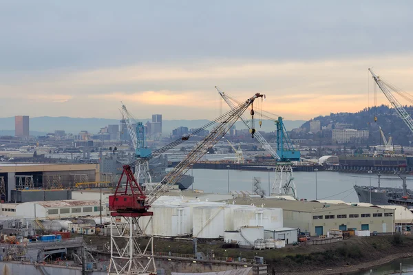 Cantiere navale di riparazione lungo il fiume Willamette a Portland in Oregon al tramonto — Foto Stock
