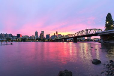 Portland Oregon manzarası üzerinde pembe günbatımı